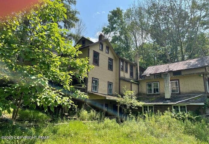 410 Hunters Farm Road, Henryville, PA 18332
