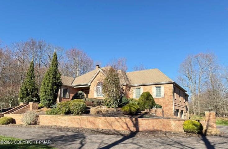 235 Wolf Hollow Road, Lake Harmony, PA 18624