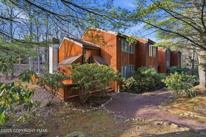 54 Doe Run, Lake Harmony, PA 18624