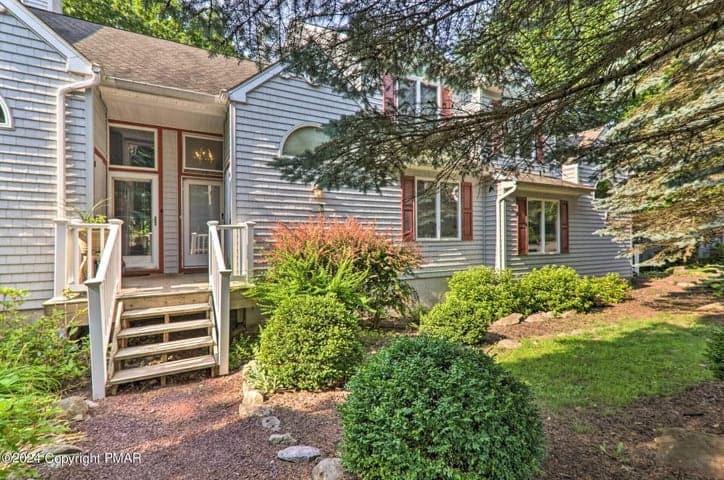 102 Laurelwoods Drive, Lake Harmony, PA 18624