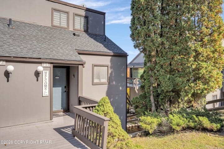 25 Middle Village Way, Tannersville, PA 18372