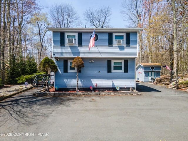 945 Country Place Drive, Tobyhanna, PA 18466