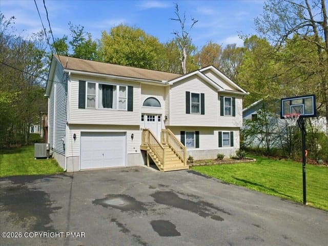 2108 Freedom Way, Pocono Summit, PA 18346