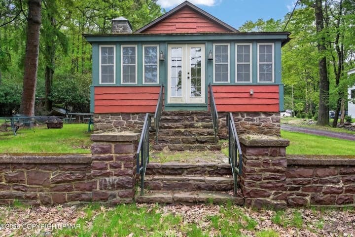 121 S Lake Drive, Lake Harmony, PA 18624