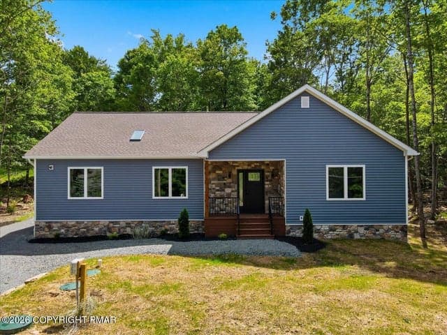 124 Wallenpaupack Drive, Greentown, PA 18426