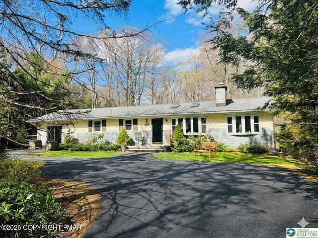 215 Larch Oval, Tobyhanna, PA 18466