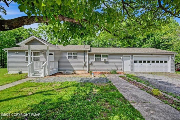 111 Upper Grandview Road, Cresco, PA 18326