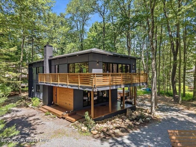 1142 Oakland Place, Pocono Pines, PA 18350