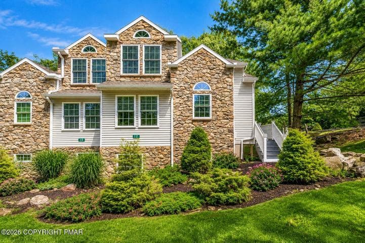 12 Beachwood Court, Lake Harmony, PA 18624