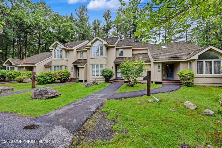 1015 Crestwoods Drive, Pocono Pines, PA 18350
