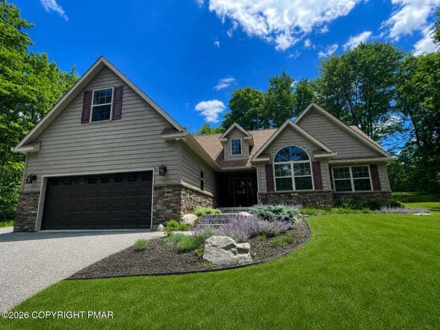 293 Wolf Hollow Road, Lake Harmony, PA 18624
