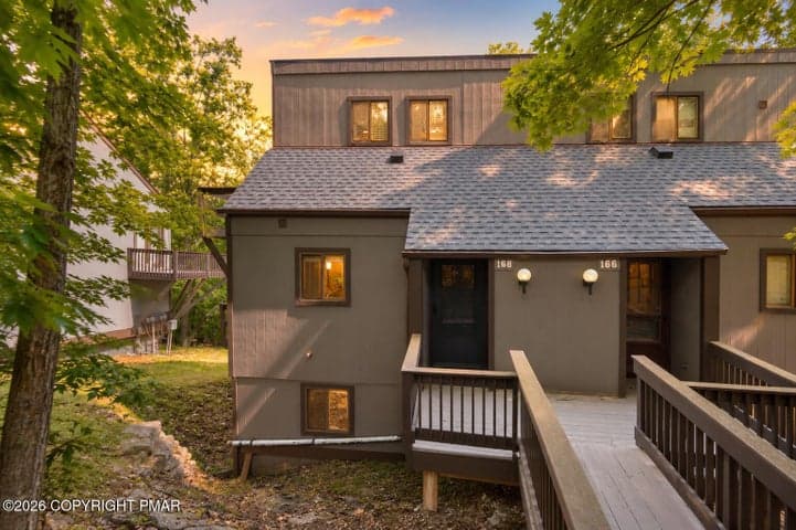 168 Upper Village Way, Tannersville, PA 18372