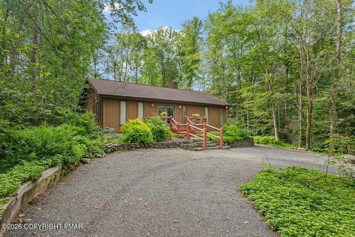 2435 Overlook Lane, Pocono Pines, PA 18350