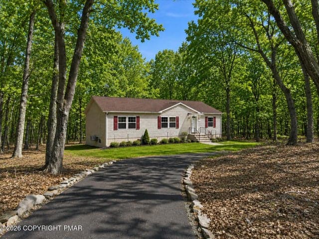 3124 Bluebird Drive, Bushkill, PA 18324